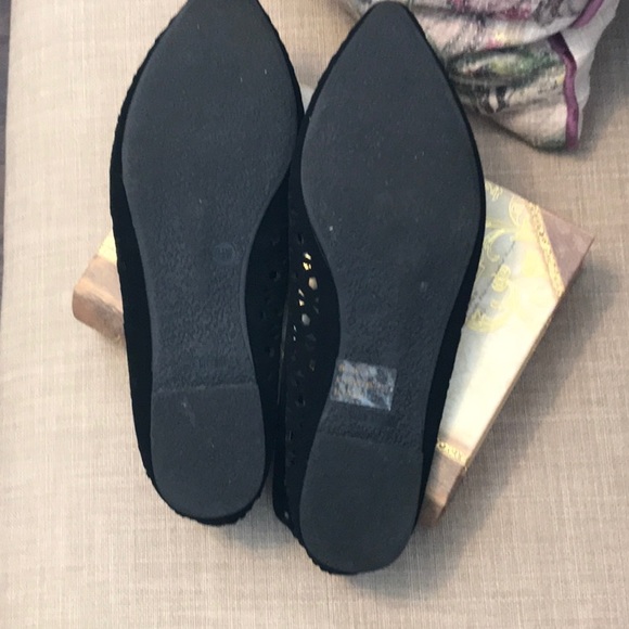 “Report” Ladies Black Slip Ons.  Like New! 8 1/2W. - Picture 3 of 5